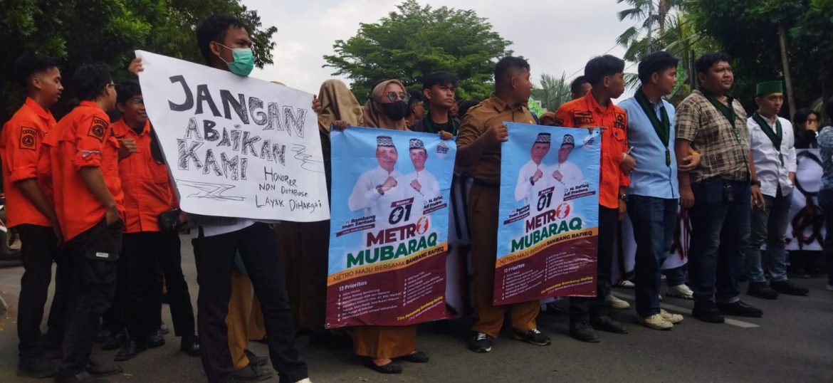 Pegawai Harian Lepas (THL) Honorer dan Mahasiswa Gelar Aksi Demo Di Pemda Kota Metro