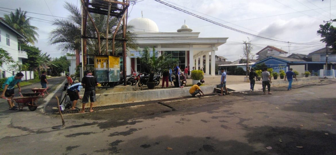 Warga Perumnas JSP 24 Tejo Agung Peduli Lingkungan Bersihkan Fasilitas Umum.