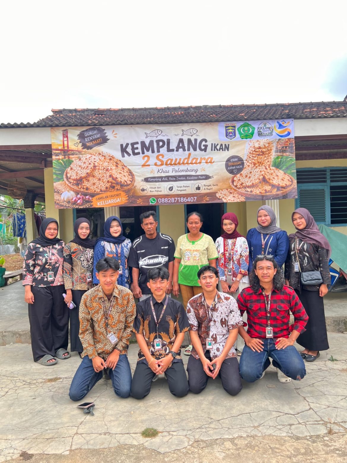Mahasiswa KKLPPM Malahayati Kelompok 08 Gelar Edukasi Pendampingan Digitalisasi dan Pengembangan UMKM Desa pada UMKM Kemplang Ikan 2 saudara khas palembang