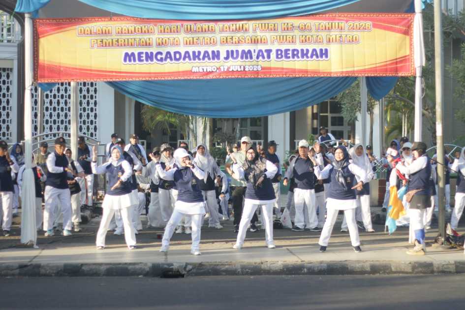 HUT ke-64 PWRI Metro Bagikan 1.500 Nasi Kotak dan Gelar Senam Bersama