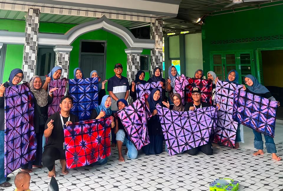 Mahasiswa KKLPPM Malahayati Kelompok 64 Melaksanakan Kegiatan Pemberdayaan Dasawisma Melalui Pelatihan Membatik