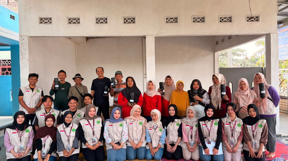 Mahasiswa KKLPPM Universitas Malahayati Kelompok 33 Edukasi Pencegahan DBD Melalui Pembuatan  Ovitrap Di RW 10 Kelurahan Karang Rejo