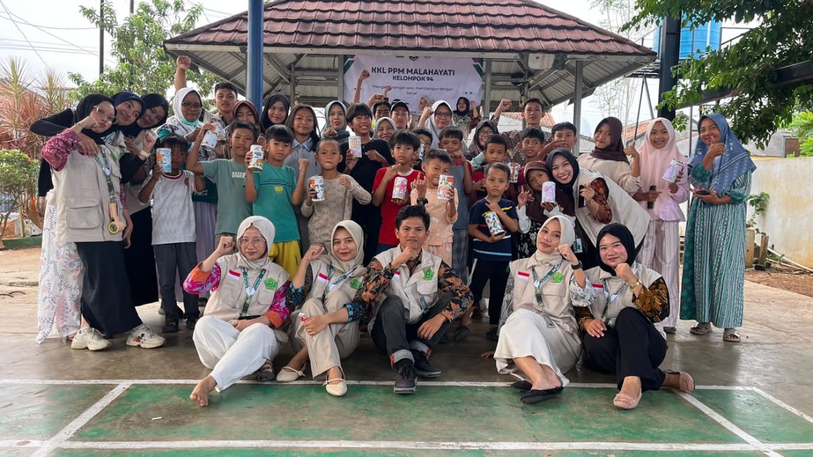 Mahasiswa Kelompok 94 Edukasi Menabung Dan Mewarnai Celengan di Perumnas JSP Tejo Agung