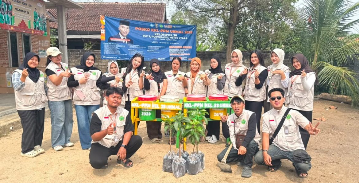 Penanaman Bibit Alpukat dan Penempatan Kotak Sampah di TPA Al Amin, Kelurahan Purwoasri