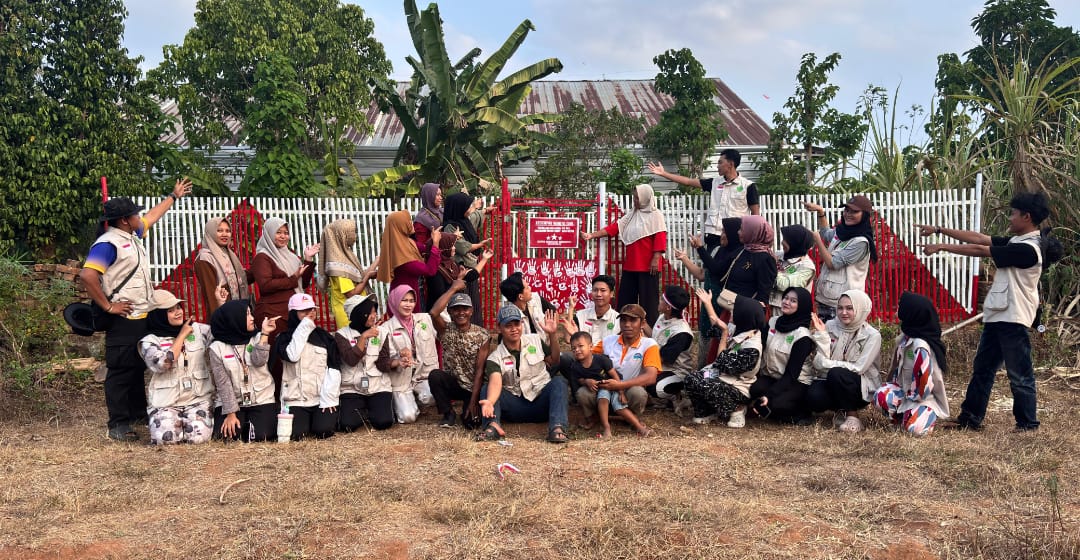 Mahasiswa KKLPPM Kelompok 65 Bangun Pagar KWT untuk Dukung Ketahanan Tanaman dan Sambut HUT RI ke-17 Agustus