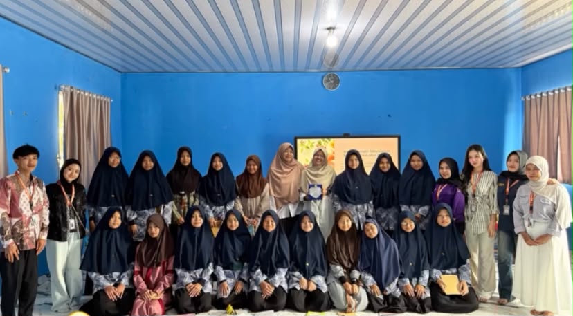 KKL-PPM Malahayati Kelompok 38 Edukasi Kesehatan Menstruasi dan Penguatan Mood Expression Melalui Eco Art Therapy pada Siswi SMP IT Bina Insani
