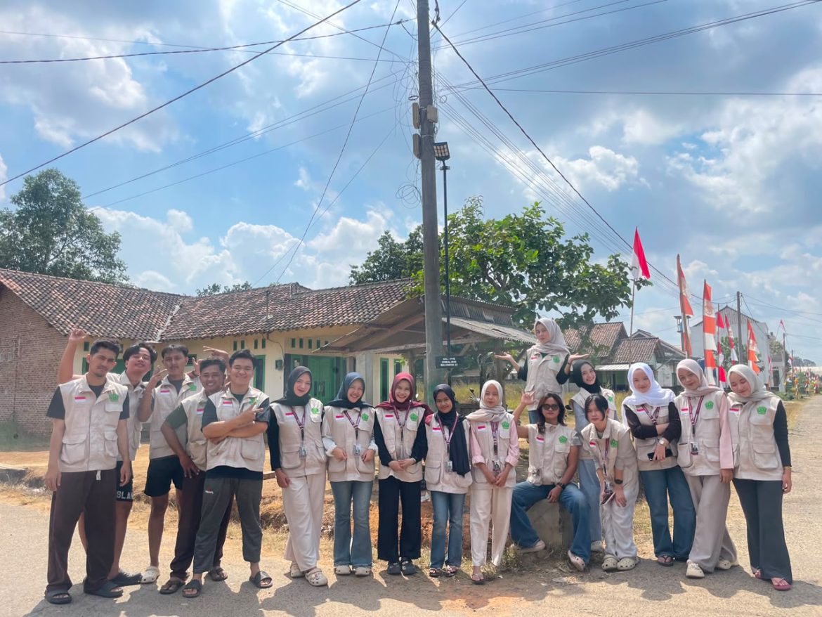 Mahasiswa KKL-PPM Universitas Malahayati Pasang Lampu Tenaga Surya di RW 10 Karang Rejo