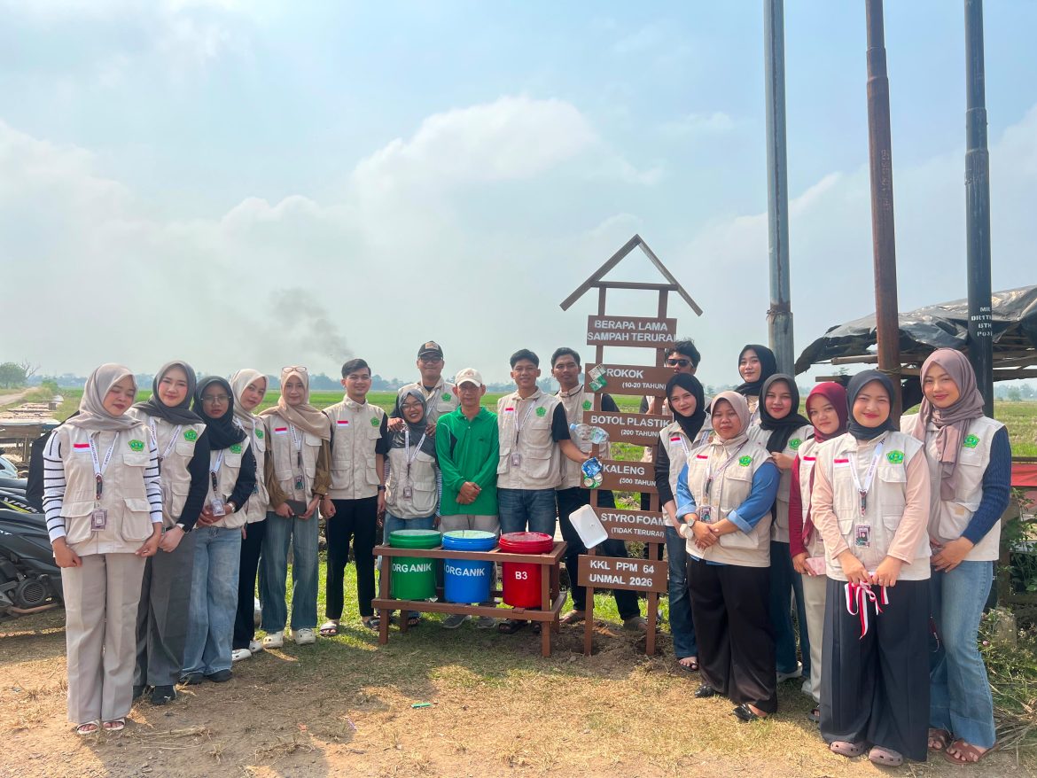 KKL-PPM Universitas Malahayati Kelompok 64 Melaksanakan Kegiatan Pemanfaatan dan Pemasangan Ecoboard di Pasar Senja Mulyosari