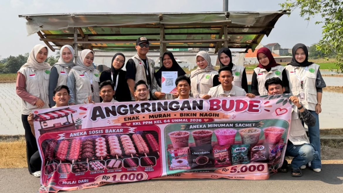KKL PPM Malahayati Kelompok 64 Melaksanakan Kegiatan Sosialisasi Digitalisasi Keuangan UMKM melalui QRIS di Pasar Senja Desa Mulyosari.